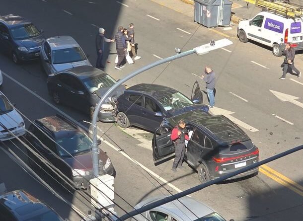 Caos en Belgrano: un conductor sufrió convulsiones y provocó un choque en cadena con ocho heridos