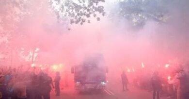 Inaudito: Seguidores del Barcelona atacan por error el autobús de su propio equipo