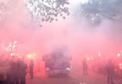 Inaudito: Seguidores del Barcelona atacan por error el autobús de su propio equipo