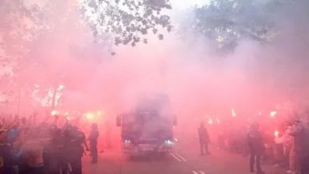 Inaudito: Seguidores del Barcelona atacan por error el autobús de su propio equipo