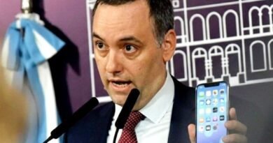 Fallas ortográficas y rechazo gremial obligan a Manuel Adorni a retirar anuncios sobre el Hospital Garrahan