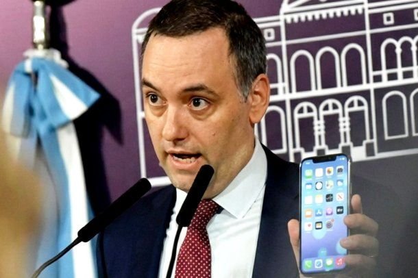 Fallas ortográficas y rechazo gremial obligan a Manuel Adorni a retirar anuncios sobre el Hospital Garrahan