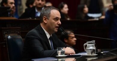 Presión legislativa contra Manuel Adorni: la oposición convoca a una sesión para debatir su censura