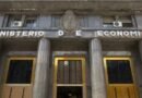 Evacúan el Ministerio de Economía de Argentina tras una amenaza de bomba durante una reunión clave Evacúan el Ministerio de Economía de Argentina tras una amenaza de bomba durante una reunión clave