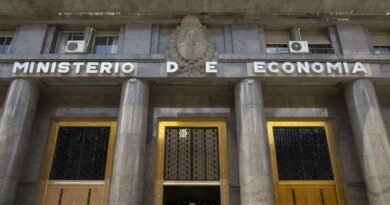 Evacúan el Ministerio de Economía de Argentina tras una amenaza de bomba durante una reunión clave