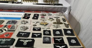 Allanamiento en Gerli: investigaban venta de uniformes militares y hallaron arsenal con simbología nazi