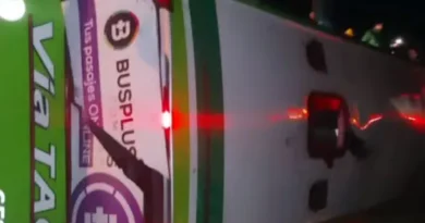 Vuelco Dramático en Ruta 7: Ómnibus Cae de Puente en Carmen de Areco con Chofer Desaparecido