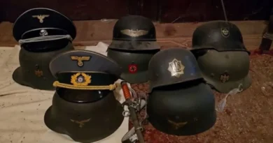 Impactante hallazgo en Flores: anciano de 89 años ocultaba un arsenal y simbología nazi