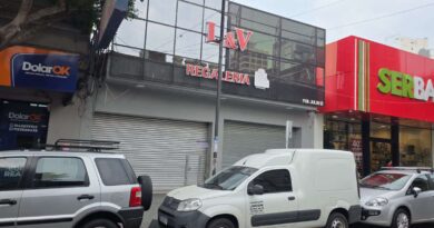 Insólito Hallazgo en Quilmes: Clausuran Bazar que Escondía Aves de Corral Tras Denuncia Vecinal