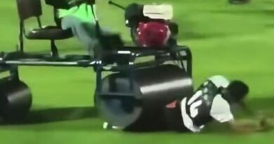 Milagro en Tailandia: Futbolista es arrollado por maquinaria pesada en pleno campo y evita la tragedia