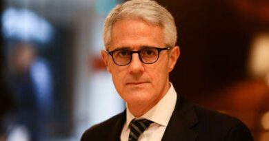 Alberto Ades desafía la visión oficial y advierte al Gabinete sobre la fuerte apreciación del peso