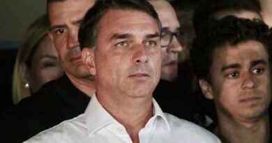 Pifia digital de Flávio Bolsonaro: Escudo apócrifo expone improvisación desde su autoexilio en EE. UU.