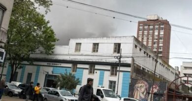 Rápida evacuación en escuela platense tras incendio en salón de actos